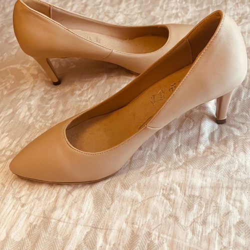 Leather pumps size 37 beige new