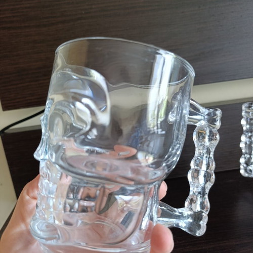 Skull-shaped glasses like new, set of two