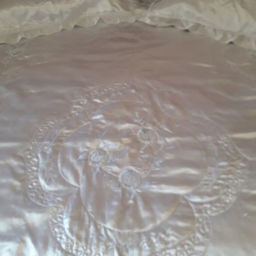 White satin figure quilt like new with matching pillowcases