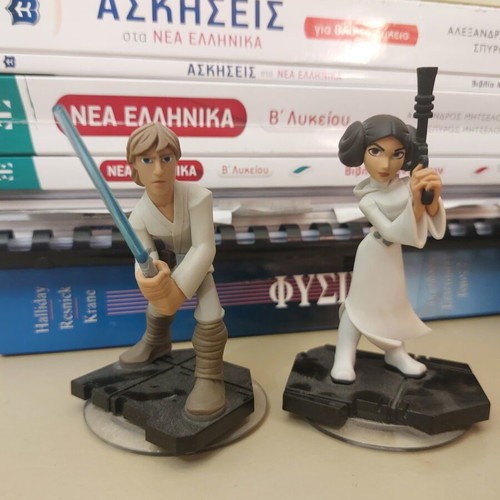 Disney Infinity figures Luke Skywalker and Princess Leia with playset like new