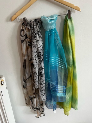 Women's scarves like new, pack of 4 multicolored