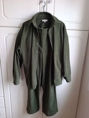 Karma set with oversized shirt and matching pants like new, green
