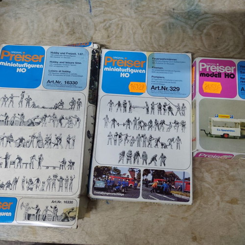 Model train figures and vehicles 1/87 (HO) used, set of three