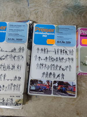 Model train figures and vehicles 1/87 (HO) used, set of three