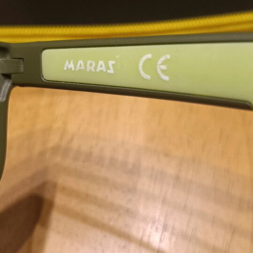 Marasil kids sunglasses like new, green with case