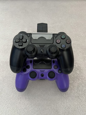 PlayStation 4 Slim 1TB σαν καινούργιο με 2 χειριστήρια DualShock 4 και βάση φόρτισης