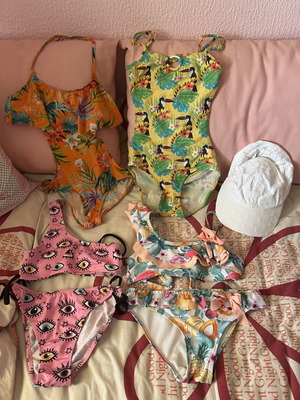 Girls' swimwear set used, 4 pieces with hat, age 8