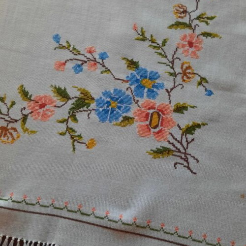 Embroidered table runner like new