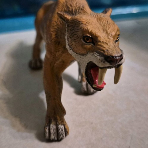 Smilodon figure by Papo like new