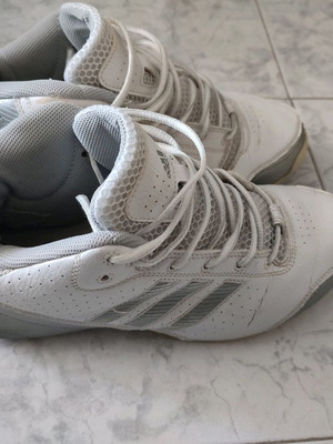 Παπούτσια μπάσκετ Adidas μέτριας κατάστασης, νούμερο 40, άσπρα