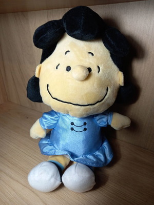 Λούτρινη Lucy από τον Snoopy Peanuts original, 27 cm ύψος