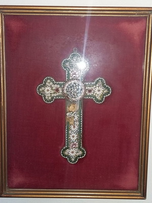 2 ANTIQUE CROSSES IN THEIR VELVET FRAMES