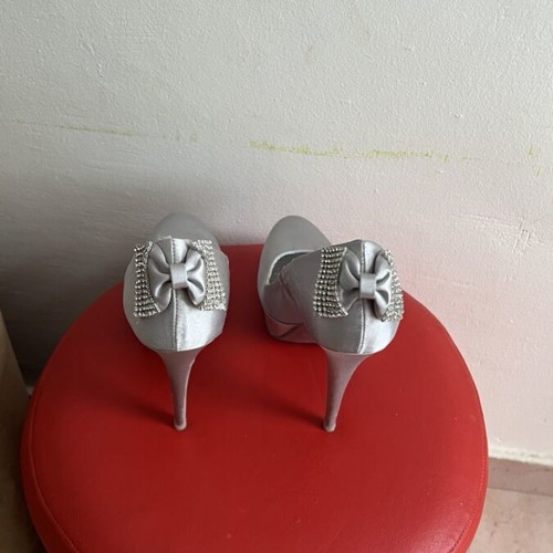 Altramarea Silver Satin Pumps like new with rhinestones and bow, size 39