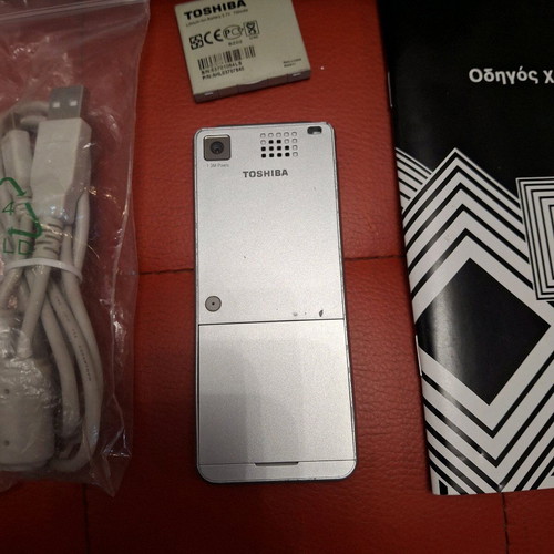 TOSHIBA TS608 used with box, manual, handsfree and USB cable