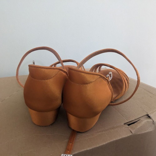 Latin dance shoes for girls size 35 like new, beige and gold