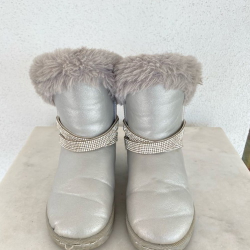 Girls' boots with fur lining like new, gray silver