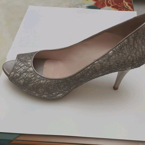 Leather peep toe pumps silver like new, size 40