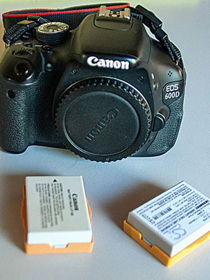 Canon DSLR 600D σώμα μεταχειρισμένο με 2 μπαταρίες και φορτιστή