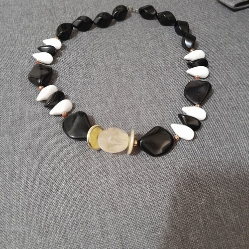 Necklace used black and white