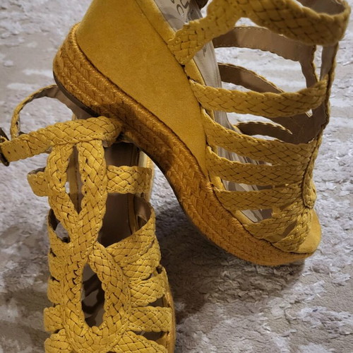 Bullboxer sandals with woven texture like new, size 38, 10cm heel and 4cm platform yellow