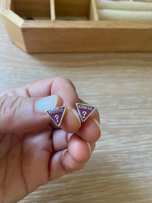 Γυναικεία σκουλαρίκια Guess μοβ, σε άριστη κατάσταση