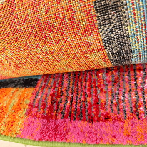 Rug like new with vibrant colors, ideal for children's room, 4m x 3m