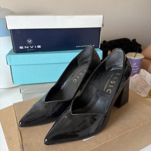 Basic black pumps like new, size 37