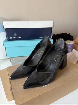 Basic black pumps like new, size 37
