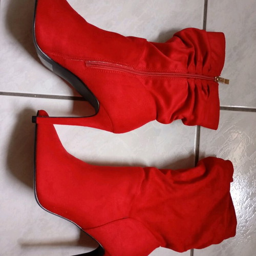 Red castor boots new with 8 cm heel