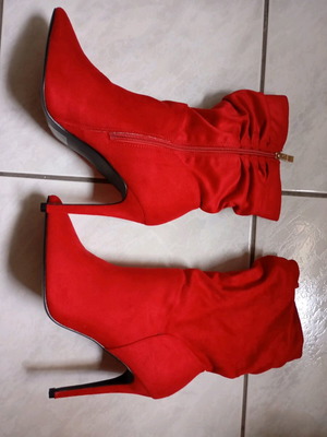 Red castor boots new with 8 cm heel