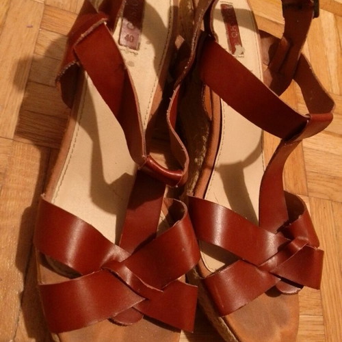 Ousho sandals size 40 like new, brown with adjustable strap