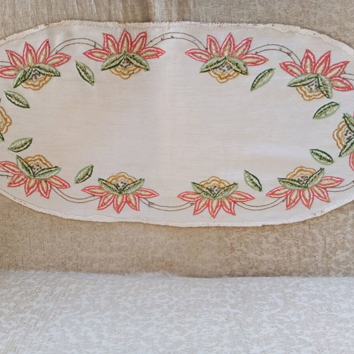 Embroidered table runner with gold thread, like new, 91x42 cm
