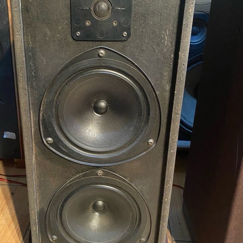 KEF 304 Series II speakers used, excellent sound, made in England