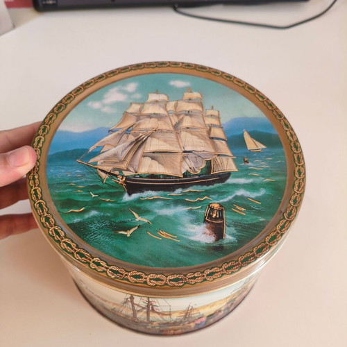 Vintage Jacobsen Bakery LTD Denmark tin box 19cm diameter 13cm height like new