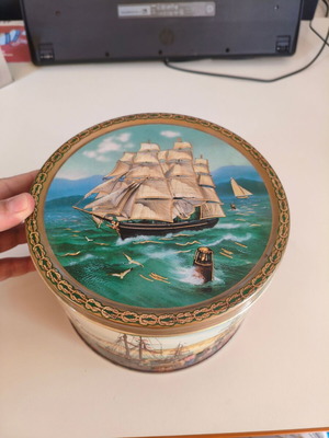 Vintage Jacobsen Bakery LTD Denmark tin box 19cm diameter 13cm height like new