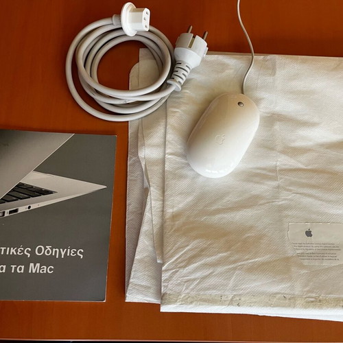 iMac 21.5” used with cracked screen and Apple accessories
