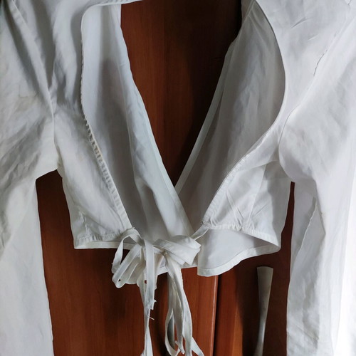 Short shirt with open back like new, white, size S