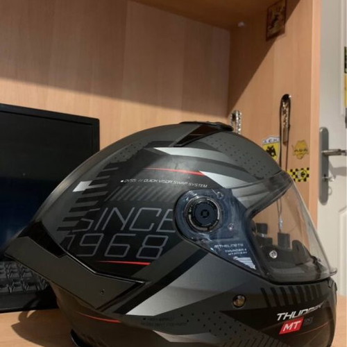 MT Thunder 4 helmet like new