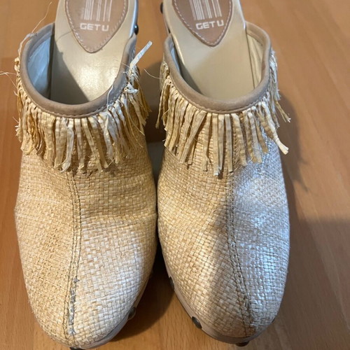 High-heeled clogs used with fringes, beige, size 37
