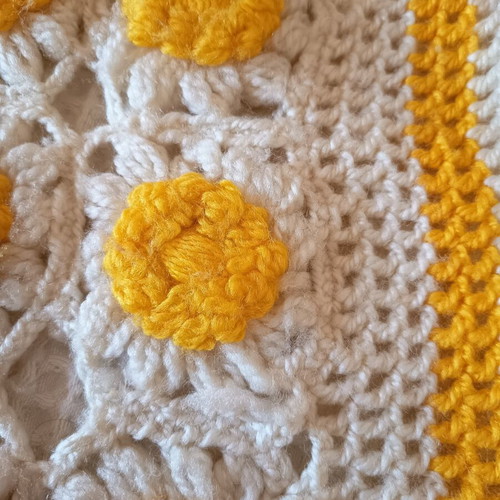 Vintage handmade baby blanket with daisy design, like new, 70x150 cm