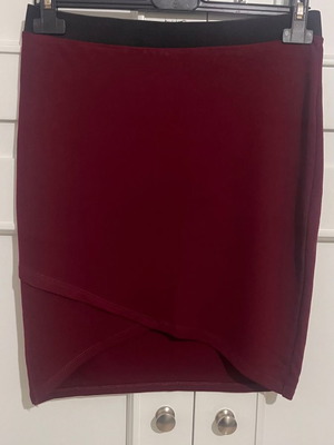 Bordeaux skirt used with light slit and elastic waist