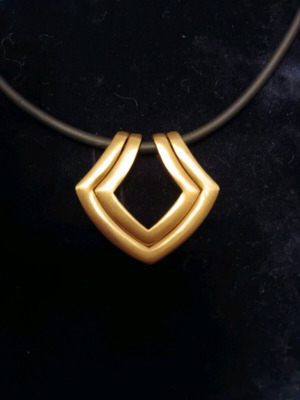 Zolotas 18KT pendant like new, New Spirit pendant