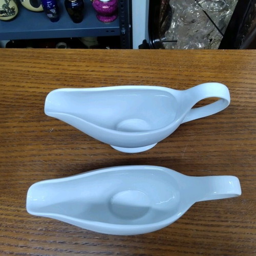 Porcelain gravy boat set GISA Hotel Porcelain like new, 2 pieces