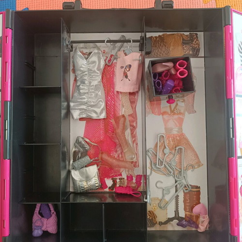 Barbie wardrobe with all accessories like new