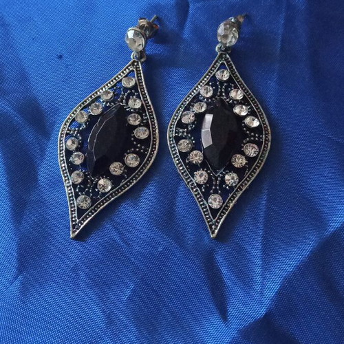 Dangling earrings leaf shape with black stone and strass new