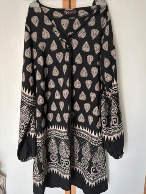 Lipsy London dress black with paisley like new, size M