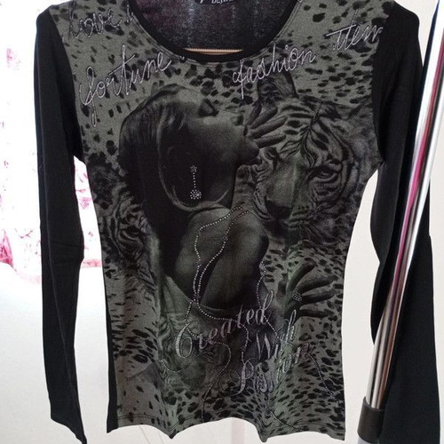 Long-sleeve blouse like new with woman and leopard print