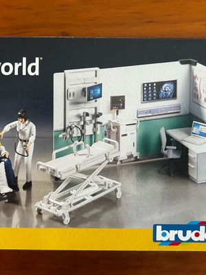 Bruder 62711 Hospital Set with Patient and Doctor new