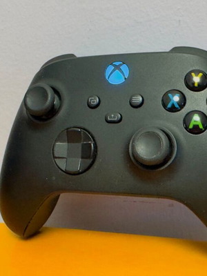 Xbox One controller with genuine battery