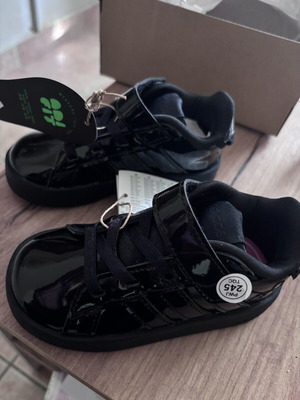 Παιδικά αθλητικά παπούτσια Adidas, μαύρα, νούμερο 23, καινούργια